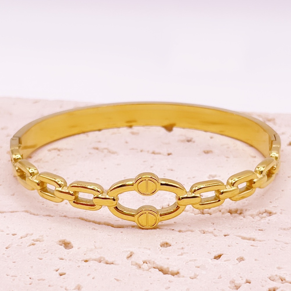 Elegant Gold Chain Bracelet